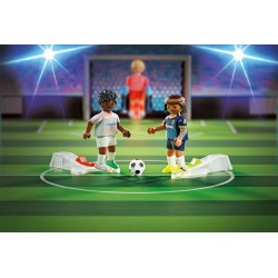 Playmobil - Sports & Action 71120 - Grande Campo da Calcio, Calcio da Tavolo per Bambini: 2 Portieri, 1 Calciatore in Posizione 