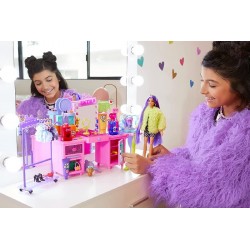 Barbie - Extra Fashion Studio con Bambola Snodata dai Capelli Viola e Cucciolo, Oltre 45 Accessori GYJ70