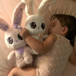 Imc Toys - PEEKAPETS Coniglietto Bianco, Divertente, Dolce e Soffice Peluche che Muove le Orecchie e fa Cucú se gli Schiacci il 