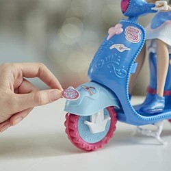 Hasbro Disney Princess - Comfy Squad, Bambola Fashion Cenerentola con Scooter, Casco e Adesivi per Personalizzare, Ispirata al F