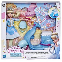 Hasbro Disney Princess - Comfy Squad, Bambola Fashion Cenerentola con Scooter, Casco e Adesivi per Personalizzare, Ispirata al F