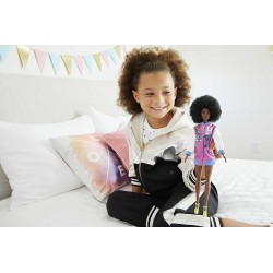 Barbie -Fashionistas Bambola Afroamericana con Giacca alla Moda e Accessori, GRB48