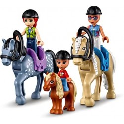 LEGO Friends Il Centro Equestre nel Bosco, Scuderia dei Cavalli Giocattolo per Bambini di 7 Anni con 2 Mini Bamboline, 41683