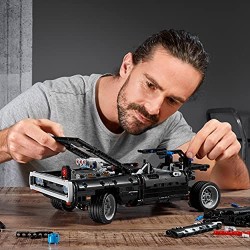 LEGO Technic Dom s Dodge Charger Fast & Furious, Modello di Auto da Corsa Iconico, Set di Costruzioni da Collezione, 42111