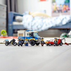 LEGO City Trasporto dei Prigionieri della Polizia, Camion Giocattolo con Moto, Auto, 4 Minifigure, Snake Rattler e Clara La Crim