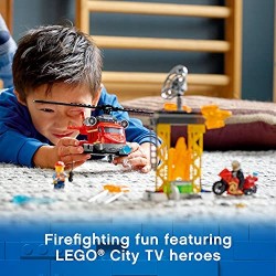 LEGO City Elicottero Antincendio con Motocicletta e Minifigure Pompiere e Pilota, 60281