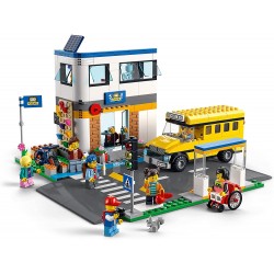 LEGO City Giorno di Scuola, Set Serie Adventures con Autobus Giocattolo, 2 Aule e Strada, per Bambini di 6 Anni, 60329