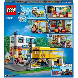 LEGO City Giorno di Scuola, Set Serie Adventures con Autobus Giocattolo, 2 Aule e Strada, per Bambini di 6 Anni, 60329