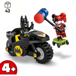 LEGO 76220 - DC Batman Contro Harley Quinn, Set di Action Figure di Supereroi con Skateboard e Moto - LG76220