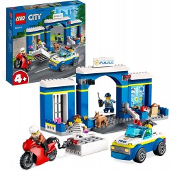 LEGO 60370 City Inseguimento alla Stazione di Polizia con Macchina e Moto Giocattolo, Prigione, Percorso ad Ostacoli, 4 Minifigu