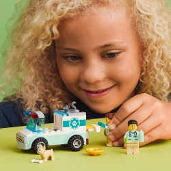 LEGO 60382 City Furgoncino di Soccorso del Veterinario con Ambulanza Giocattolo, 2 Minifigure e Figure di Animali - LG60382