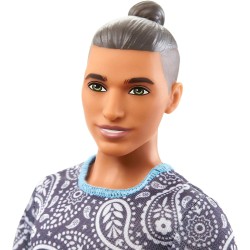 Mattel - Barbie - Barbie Fashionistas, bambola Ken con capelli castani raccolti in uno chignon, t-shirt e shorts con motivo cach