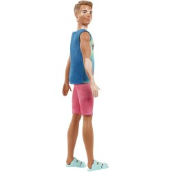 Mattel - Barbie - Ken Fashionistas Bambola n. 192, capelli castani corti, vitiligine, canotta con scritta "Malibu" - HBV26
