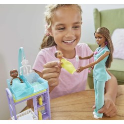 Mattel - Barbie - Carriere Playset Pediatra Mora con Bambola e Accessori - GKH24