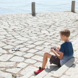 Rocco Giocattoli - Drone Pieghevole con luci LED e Fotocamera Regolabile, con Pratica Custodia per riporlo e portarlo Ovunque, 8