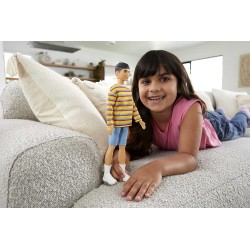 Mattel - Barbie - Bambola Ken Moro con Maglietta a Righe e Shorts, GRB91