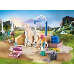 PLAYMOBIL Horses of Waterfall 71354 - Area di cura e lavaggio per cavalli, giri in lungo e in largo e selfie in comune