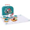 Hape - Ora del Tè | Set da gioco servizio da tè con valigetta, teiera, tazze, biscotti e telo da picnic E3185