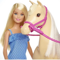Barbie - Playset Bambola e Cavallo, Include una Barbie Snodata Bionda con il Caschetto e il Suo Cavallo, FXH13