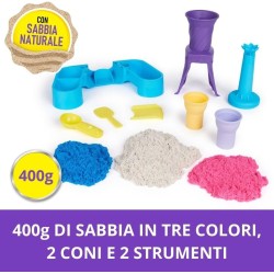 Kinetic Sand - Gelateria Colorata, Sabbia Cinetica 396g di Sabbia Blu, Rosa e Bianca, 2 Coni Gelato Giocattolo, 2 Strumenti per 