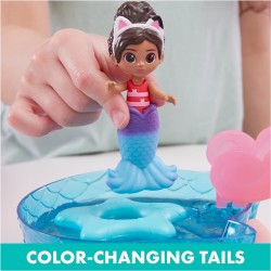 Gabby s Dollhouse - Set di Gioco fusastica con Personaggi Gabby e Siregatta, Code da Sirena Che cambiano Colore e Accessori da P