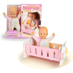 Famosa - Nenuco - Bambola morbida da 25 cm, con un culla in cartone facile da montare, per bambine/i dai 2 anni, NFN81000