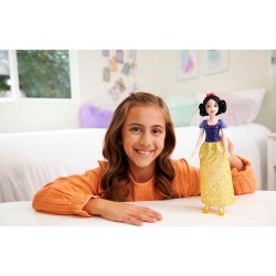 Mattel - Disney Princess - Biancaneve bambola con capi e accessori scintillanti ispirati al film, 3+ Anni, HLW08