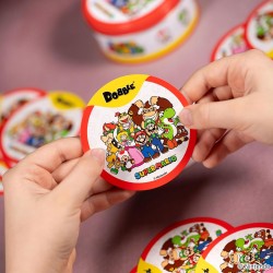 Asmodee - Dobble Super Mario, Eco-Sleeve, Divertente Gioco da Tavolo per Tutta la Famiglia, 2-8 Giocatori, 6+ Anni, Edizione in 