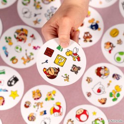 Asmodee - Dobble Super Mario, Eco-Sleeve, Divertente Gioco da Tavolo per Tutta la Famiglia, 2-8 Giocatori, 6+ Anni, Edizione in 