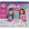 Spin Master - Games Gabby s Dollhouse, Quartier Generale con 8 Giochi da Tavolo Classici: Dama, Tris, Gioco delle Coppie, Tombol