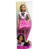 Mattel - Barbie Fashionistas con capelli neri e abito rosa a quadri, cerchietto perlato e scarpe con tacco e cinturino, 3+ anni,
