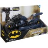 Spin Master - DC Comics, Veicolo Batman Adventures 2 in 1, Batcycle Trasformabile, Macchina Batman Compatibile con Tutte Le Acti