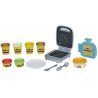Hasbro Play-Doh - Sandwich formaggioso (Playset con 1 vasetto di Pasta da Modellare Play-Doh Elastix, 6 vasetti di Pasta da Mode