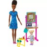 Mattel - Barbie Carriere - Barbie Insegnante, bambola insegnante mora e bambola bambina bionda, con accessori come lavagna a fog