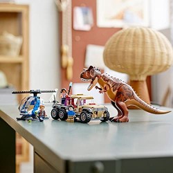 LEGO Jurassic World Inseguimento del Dinosauro Carnotaurus con Elicottero e Camioncino, Giocattoli per Bambini dai 7 Anni in su,