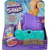 Spin Master - Kinetic Sand, Playset Il Cristallo della Sirenetta, Sabbia Colorata Cinetica 481 g, Accessori per Scavare e Scopri