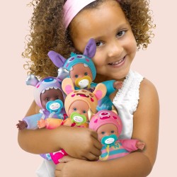 Nenuco Monster Friends Blu, Bambola 15 cm, corpo morbido, vestitino blu, ciuccio, + 10 mesi, Famosa (NFNB1300)