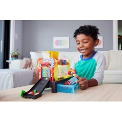 Mattel CARS - Autolavaggio Corsa Cambia Colore, playset Disney Pixar con rampa e vasca lungo 50+ cm, include il veicolo Saetta M