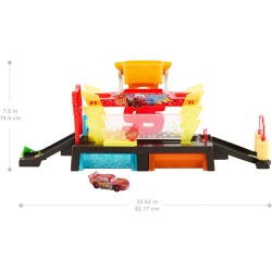 Mattel CARS - Autolavaggio Corsa Cambia Colore, playset Disney Pixar con rampa e vasca lungo 50+ cm, include il veicolo Saetta M