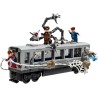 LEGO 76321 ǀ Marvel Spider-Man Contro Doc Ock: Duello sul Treno - Giocattolo da Esposizione con 4 Minifigure - Regalo da Collez