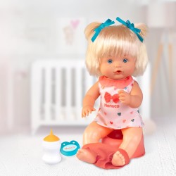Nenuco - Vasino con Sorpresa, Bambola da 25 cm, Corpo Rigido e Capelli Biondi, Beve Acqua con il Biberon Incluso, Fa Pipì e App