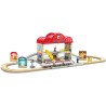 Hape - Set Stazione ferroviaria Portatile in Legno, Gioco di Treni per Bambini, Binari, Stazione e Personaggi, Facile da traspo