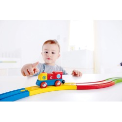 Hape - E3820 Piccola locomotiva con pulsante, alimentazione a batterie, gioco adatto per bambini, colori Rosso, Giallo e Blu
