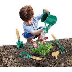Hape Nature Fun - Set da Giardinaggio: annaffiatoio, spatola, rastrello e minivanga in Ferro e bambù per Piccoli giardinieri da