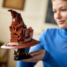 LEGO 76429 Harry Potter Cappello Parlante di Hogwarts con Stemma delle Case e 31 Suoni Casuali, Set da Collezione per Adulti Fa