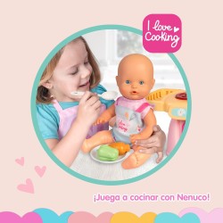 Famosa NFNE3000 Nenuco Magic Cooking, Bambola 30 cm, corpo rigido, con piccola cucina con luci e suoni e accessori,+3 anni
