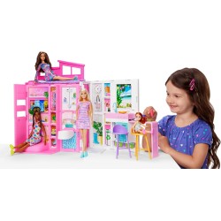 Mattel Barbie - Loft Casa Delle Vacanze, Plyaset con Bambola Bionda Inclusa e 4 Aree di Gioco, 11 Accessori e Tante Stanze Arre