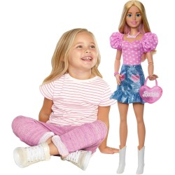 Mattel Barbie - Grande Amica, bambola bionda alta 71 cm con top rosa, gonna in denim e stivali da cowboy, collana, borsetta e a