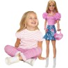 Mattel Barbie - Grande Amica, bambola bionda alta 71 cm con top rosa, gonna in denim e stivali da cowboy, collana, borsetta e a
