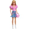 Mattel Barbie - Grande Amica, bambola bionda alta 71 cm con top rosa, gonna in denim e stivali da cowboy, collana, borsetta e a